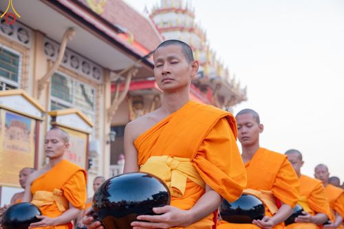 ภาพ No.197642:พิธีตักบาตรพระธรรมยาตรา ณ อนุสรณ์สถานลำดับที่ 4 สถานที่เกิดด้วยกายธรรม วัดโบสถ์(บน) ต.บางคูเวียง จ.นนทบุรี ในโครงการธรรมยาตรา กตัญญูบูชา มหาปูชนียาจารย์ พระมงคลเทพมุนี(สด จนฺทสโร) พระผู้ปราบมาร อนุสรณ์สถาน 7 แห่ง ปีที่ 13 วันที่ 19 มกราคม พ.ศ. 2568