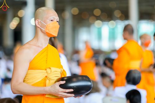 ภาพ No.78832:พิธีตักบาตร ข้าวสารอาหารแห้ง พิธีบูชาข้าวพระ ในวันอาทิตย์ต้นเดือนที่ 2 เมษายน พ.ศ. 2566