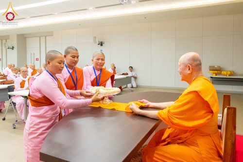 ภาพ No.325343:วันที่ 24 เมษายน พ.ศ.2569  หลวงพ่อทัตตชีโว รองเจ้าอาวาสวัดพระธรรมกาย ถวายการต้อนรับและปฏิสันถารคณะแม่ชีชาวเมียนมา