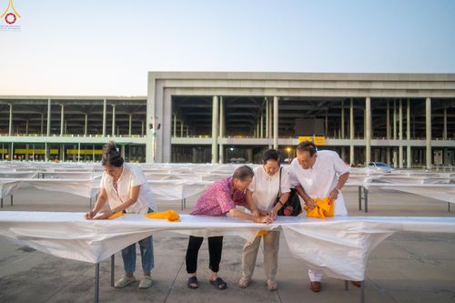 ภาพ No.321222:วันที่ 10-11 เมษายน พ.ศ.2569 การเตรียมกล่องไทยธรรม และการติดผ้ารับประเคน เพื่องานถวายมหาสังฆทาน 40,000 กว่าวัดทั่วประเทศ วันคุ้มครองโลก 22 เมษายน พ.ศ.2569 วัดพระธรรมกาย