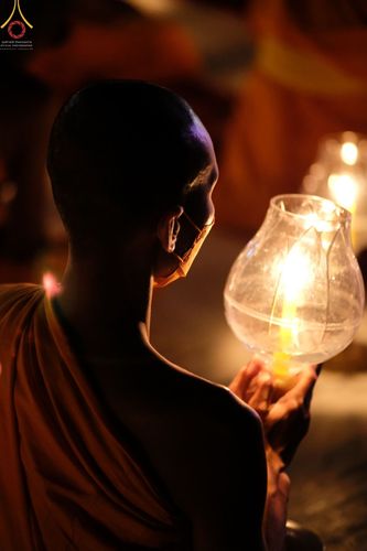 ภาพ No.70298:พิธีจุดประทีปถวายเป็นพุทธบูชา และบูชาธรรมมหาปูชนียาจารย์ ในโครงการธรรมยาตรากตัญญูบูชา มหาปูชนียาจารย์ พระมงคลเทพมุนี(สด จนฺทสโร) พระผู้ปราบมาร ปีที่ 11 ณ อนุสรณ์สถานลำดับที่ 2 สถานที่ตั้งมโนปณิธานบวชตลอดชีวิต อนุสรณ์สถานคลองบางนางแท่น อ.สามพราน จ.นครปฐม 