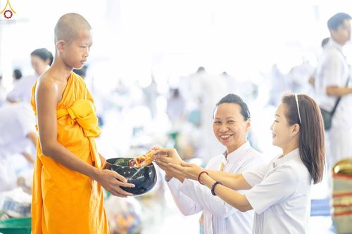 ภาพ No.345449:วันพฤหัสบดีที่ 27 สิงหาคม พ.ศ.2569 พิธีตักบาตรในวันธรรมชัย ณ สภาธรรมกายสากล วัดพระธรรมกาย ปทุมธานี
