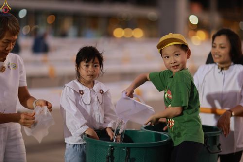 ภาพ No.320464:วันที่ 9 เมษายน พ.ศ.2569 การเตรียมงาน มัดถุงน้ำ ถ่วงขาโต๊ะไทยธรรม เพื่องานถวายมหาสังฆทาน 40,000 กว่าวัดทั่วประเทศ วันคุ้มครองโลก 22 เมษายน พ.ศ.2569 วัดพระธรรมกาย