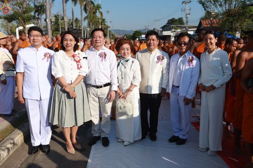 ภาพ No.284277:วันเสาร์ที่ 20 ธันวาคม พ.ศ.2568  พิธีตักบาตรพระ 10,000 รูป เนื่องในโอกาส 194 ปี จังหวัดกาญจนบุรี และอุทิศส่วนกุศลให้แด่บรรพชนทั้งหลาย บริเวณถนนสองแคว (Skywalk) เมืองกาญจนบุรี