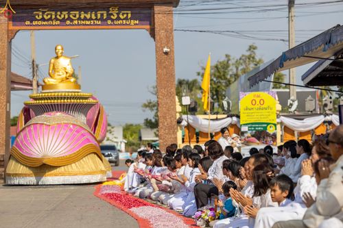 ภาพ No.290415:วันที่ 7 มกราคม พ.ศ. 2569 พิธีต้อนรับพระธรรมยาตรา ณ อนุสรณ์สถานลำดับที่ 2  สถานที่ตั้งมโนปณิธานบวชตลอดชีวิต อนุสรณ์สถานคลองบางนางแท่น (ภาพชุดที่ 2) อ.สามพราน จ.นครปฐม ในโครงการธรรมยาตรา กตัญญูบูชา มหาปูชนียาจารย์ พระมงคลเทพมุนี(สด จนฺทสโร) พระผู้ปราบมาร 