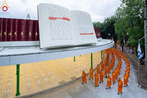 ภาพ No.89182:พิธีอัญเชิญรูปหล่อทองคำ  คุณยายอาจารย์มหารัตนอุบาสิกาจันทร์ ขนนกยูง เพื่อประดิษฐาน ณ มหาวิหารคุณยายอาจารย์ฯ เนื่องในวันครูผู้ค้นพบวิชชาธรรมกาย วันศุกร์ที่ 29 กันยายน พ.ศ. 2566