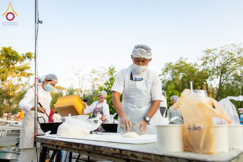 ภาพ No.293507:วันที่ 13 มกราคม พ.ศ. 2569 พิธีถวายภัตตาหารเป็นสังฆทาน แด่พระธรรมยาตรา ณ อนุสรณ์สถานมหาวิหารพระมงคลเทพมุนี (โลตัสแลนด์) อ.สองพี่น้อง จ.สุพรรณบุรี ในโครงการธรรมยาตรา กตัญญูบูชา มหาปูชนียาจารย์ พระมงคลเทพมุนี(สด จนฺทสโร) พระผู้ปราบมาร อนุสรณ์สถาน 7 แห่ง ปี