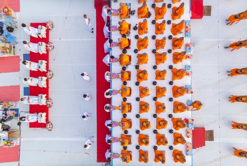 ภาพ No.302549:วันที่ 24 มกราคม พ.ศ. 2569 พิธีตักบาตรพระธรรมยาตรา ณ อนุสรณ์สถานลำดับที่ 5 สถานที่เผยแผ่วิชชาธรรมกายครั้งแรก อนุสรณ์สถานบางปลา วัดบางปลา อำเภอบางเลน จังหวัดนครปฐม ในโครงการธรรมยาตรา กตัญญูบูชา มหาปูชนียาจารย์ พระมงคลเทพมุนี(สด จนฺทสโร) พระผู้ปราบมาร อนุส