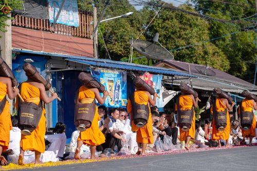 ภาพ No.292841:วันที่ 11 มกราคม พ.ศ. 2569 พิธีต้อนรับพระธรรมยาตรา ณ อนุสรณ์สถานลำดับที่ 3 สถานที่เกิดในเพศสมณะ วัดสองพี่น้อง อำเภอสองพี่น้อง จังหวัดสุพรรณบุรี ในโครงการธรรมยาตรา กตัญญูบูชา มหาปูชนียาจารย์ พระมงคลเทพมุนี(สด จนฺทสโร) พระผู้ปราบมาร อนุสรณ์สถาน 7 แห่ง ปีที