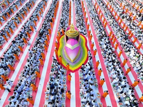 ภาพ No.292416:วันที่ 11 มกราคม พ.ศ. 2569 พิธีตักบาตรพระธรรมยาตรา ณ อนุสรณ์สถานคลองบางนางแท่น อ.สามพราน จ.นครปฐม ในโครงการธรรมยาตรา กตัญญูบูชา มหาปูชนียาจารย์ พระมงคลเทพมุนี(สด จนฺทสโร) พระผู้ปราบมาร อนุสรณ์สถาน 7 แห่ง ปีที่ 14