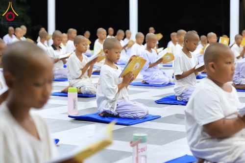 ภาพ No.319953:วันที่ 1 เมษายน พ.ศ.2569 นาคน้อยว่าที่สามเณรธรมทายาท จำนวน 98 คน  ร่วมกันสวดมนต์ทำวัตรเย็นและนั่งสมาธิ ณ ศูนย์ปฏิบัติธรรมบุรีรัมย์ จ.บุรีรัมย์