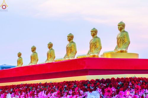 ภาพ No.79236:พิธีอัญเชิญองค์พระบรมพุทธเจ้า 24 องค์ เวียนประทักษิณรอบพระมหาธรรมกายเจดีย์ ณ วัดพระธรรมกาย  วันที่ 2 เมษายน พ.ศ. 2566