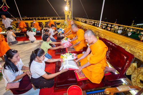 ภาพ No.90508:พิธีอัญเชิญพระบรมสารีริกธาตุประดิษฐาน ณ เจดีย์ศรีสองรัก วัดเก่าเขาน้อย อ.ปากน้ำปราณ จ.ประจวบคีรีขันธ์ วันที่ 3 ตุลาคม พ. ศ. 2566