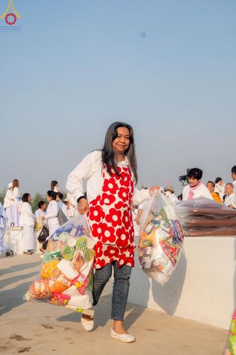ภาพ No.201238:พิธีตักบาตรพระธรรมยาตรา ณ อนุสรณ์สถานลำดับที่ 5 สถานที่เผยแผ่วิชชาธรรมกายครั้งแรก อนุสรณ์สถานบางปลา วัดบางปลา อำเภอบางเลน จังหวัดนครปฐม ในโครงการธรรมยาตรา กตัญญูบูชา มหาปูชนียาจารย์ พระมงคลเทพมุนี(สด จนฺทสโร) พระผู้ปราบมาร อนุสรณ์สถาน 7 แห่ง ปีที่ 13