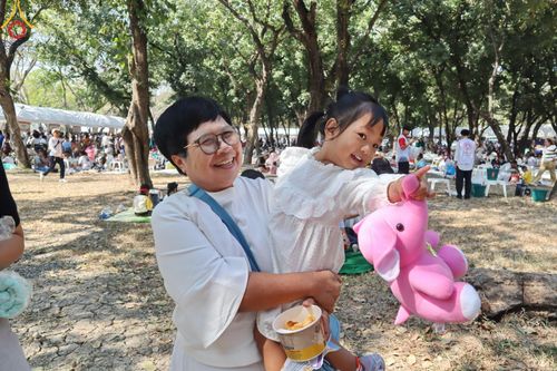 ภาพ No.194076:วัดพระธรรมกาย จัดงานวันเด็กแห่งชาติ ประจำปี พ.ศ.2568 ออกร้านอาหาร 200 ร้าน มอบของขวัญหลายหมื่นชิ้น วันที่ 12 มกราคม พ.ศ. 2568 วัดพระธรรมกาย อ.คลองหลวง จ.ปทุมธานี