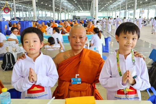 ภาพ No.60155:พิธีเจริญพระพุทธมนต์ "ฉลองอายุวัฒนมงคล 80 ปี หลวงพ่อธัมมชโย" พิธีถวายไทยธรรม คณะสงฆ์ 10,000 กว่าวัดทั่วประเทศ ในวันคุ้มครองโลก วันจันทร์ที่ 22 เมษายน พ.ศ. 2567 ณ สภาธรรมกายสากล วัดพระธรรมกาย จ.ปทุมธานี