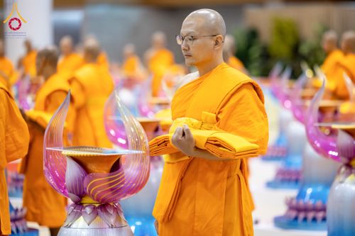 ภาพ No.134514:พิธีทอดผ้าป่าสมทบ มหาสังฆทาน 10,000 วัด ทั่วไทย วันอาทิตย์ต้นเดือนที่ 7 เมษายน พ.ศ.2567 ณ ห้องแก้วสารพัดนึก 1 สภาธรรมกายสากล  วัดพระธรรมกาย จ.ปทุมธานี