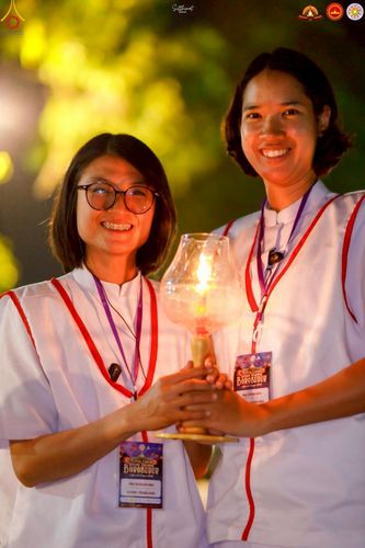 ภาพ No.224689:วันจันทร์ที่ 12 พฤษภาคม พ.ศ. 2568  ชาวพุทธในอินโดนีเซีย ร่วมฉลองวิสาขบูชาจุดประทีปกว่า 200,000 ดวง ณ พระมหาเจดีย์บรมพุทโธ  เจริญพุทธมนต์ถวาย “พระวชิรเกล้าเจ้าอยู่หัว”