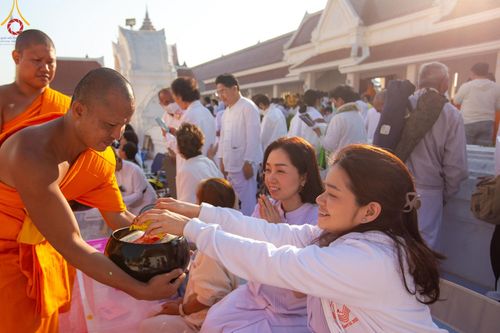 ภาพ No.197849:พิธีตักบาตรพระธรรมยาตรา ณ อนุสรณ์สถานลำดับที่ 4 สถานที่เกิดด้วยกายธรรม วัดโบสถ์(บน) ต.บางคูเวียง จ.นนทบุรี ในโครงการธรรมยาตรา กตัญญูบูชา มหาปูชนียาจารย์ พระมงคลเทพมุนี(สด จนฺทสโร) พระผู้ปราบมาร อนุสรณ์สถาน 7 แห่ง ปีที่ 13 วันที่ 19 มกราคม พ.ศ. 2568