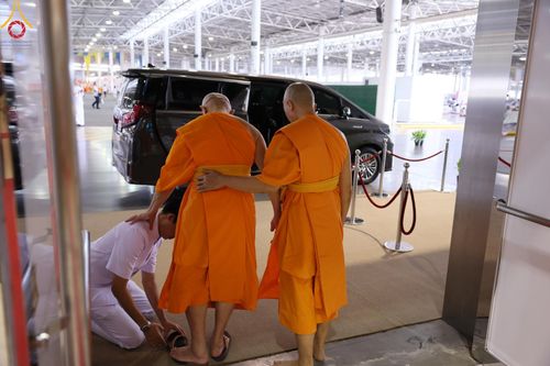 ภาพ No.136775:พิธีตักบาตร พิธีบูชาข้าวพระ ในวันอาทิตย์ต้นเดือนที่ 5 พฤษภาคม พ.ศ. 2567 ณ วัดพระธรรมกาย จ.ปทุมธานี