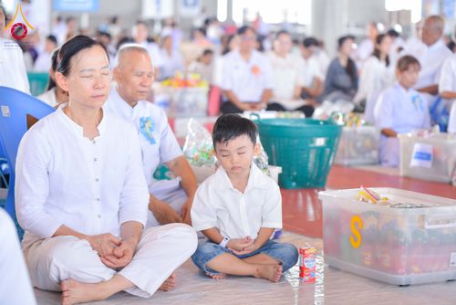 ภาพ No.320712:วันที่ 11 เมษายน พ.ศ.2569 พิธีตักบาตรฉลองสามเณรใหม่ โครงการบรรพชาสามเณรกล้าตะวัน ณ มหารัตนวิหาคด คอร์ 25 ชั้น 2 วัดพระธรรมกาย