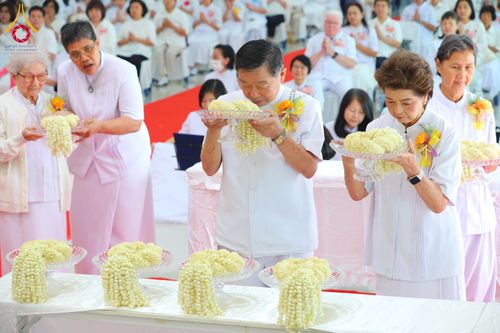 ภาพ No.291141:วันพุธที่ 7 มกราคม พ.ศ. 2569  พิธีบรรจุพระบรมสารีริกธาตุภายในพระเกตุองค์พระประธาน สมโภชพระประธาน พระธรรมกาย พิธีทอดผ้าป่า บุญแสงสว่าง ติดตั้งโซล่าเซล ณ ศูนย์ปฏิบัติธรรมพระมงคลเทพมุนี อ.สองพี่น้อง จ.สุพรรณบุรี