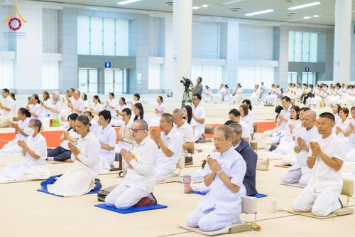 ภาพ No.284915:วันอาทิตย์ที่ 14 ธันวาคม พ.ศ.2568  พิธีปฏิบัติธรรม พิธีถวายภัตตาหารเป็นสังฆทาน พิธีมอบต้นสมบัติจักรพรรดิ ถวายแด่เจ้าอาวาสและประธานสงฆ์ 236 ศูนย์ส่งเสริมศีลธรรมทั่วโลก ณ สภาธรรมกายสากล วัดพระธรรมกาย