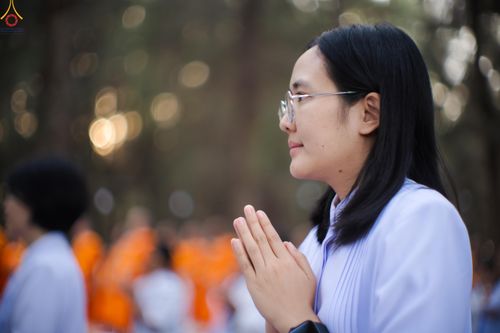 ภาพ No.290081:วันที่ 6 มกราคม พ.ศ. 2569 พิธีจุดประทีปถวายเป็นพุทธบูชา และบูชาธรรมมหาปูชนียาจารย์ (ภาพชุดที่ 2) ณ อนุสรณ์สถานมหาวิหารพระมงคลเทพมุนี (โลตัสแลนด์) อ.สองพี่น้อง จ.สุพรรณบุรี ในโครงการธรรมยาตรา กตัญญูบูชา มหาปูชนียาจารย์ พระมงคลเทพมุนี(สด จนฺทสโร) พระผู้ปรา