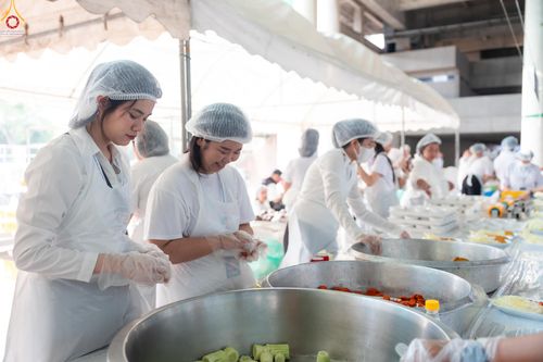 ภาพ No.325812:วันที่ 22 เมษายน พ.ศ.2569(วันคุ้มครองโลก) งานถวายมหาสังฆทาน 40,000 กว่าวัดทั่วประเทศ เจ้าหน้าที่ สาธุชน ร่วมใจจัดเตรียมภัตตาหารเพล (ชุด 2)