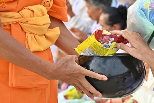 ภาพ No.302711:วันที่ 24 มกราคม พ.ศ. 2569 พิธีตักบาตรพระธรรมยาตรา(ภาพชุดที่ 2) ณ อนุสรณ์สถานลำดับที่ 5 สถานที่เผยแผ่วิชชาธรรมกายครั้งแรก อนุสรณ์สถานบางปลา วัดบางปลา อำเภอบางเลน จังหวัดนครปฐม ในโครงการธรรมยาตรา กตัญญูบูชา มหาปูชนียาจารย์ พระมงคลเทพมุนี(สด จนฺทสโร) พระผู