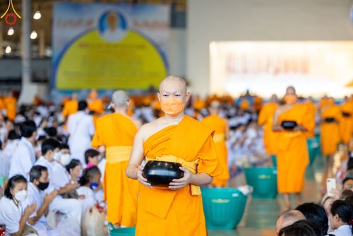 ภาพ No.78834:พิธีตักบาตร ข้าวสารอาหารแห้ง พิธีบูชาข้าวพระ ในวันอาทิตย์ต้นเดือนที่ 2 เมษายน พ.ศ. 2566