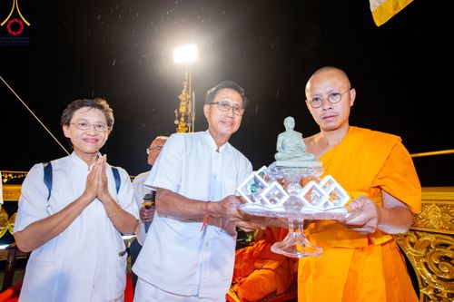 ภาพ No.90520:พิธีอัญเชิญพระบรมสารีริกธาตุประดิษฐาน ณ เจดีย์ศรีสองรัก วัดเก่าเขาน้อย อ.ปากน้ำปราณ จ.ประจวบคีรีขันธ์ วันที่ 3 ตุลาคม พ. ศ. 2566