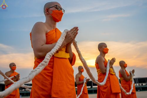 ภาพ No.79222:พิธีอัญเชิญองค์พระบรมพุทธเจ้า 24 องค์ เวียนประทักษิณรอบพระมหาธรรมกายเจดีย์ ณ วัดพระธรรมกาย  วันที่ 2 เมษายน พ.ศ. 2566