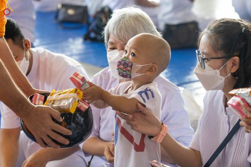 ภาพ No.82978:พิธีตักบาตร ณ บ้านแก้วเรือนทองคุณยายอาจารย์ฯ พิธีบูชาข้าวพระ ณ สภาธรรมกายสากล วัดพระธรรมกาย ในวันอาทิตย์ต้นเดือนที่ 2 ก.ค. พ.ศ.2566