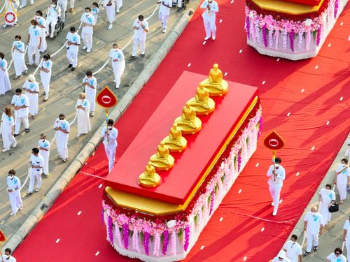 ภาพ No.79127:พิธีอัญเชิญองค์พระบรมพุทธเจ้า 24 องค์ เวียนประทักษิณรอบพระมหาธรรมกายเจดีย์ ณ วัดพระธรรมกาย  วันที่ 2 เมษายน พ.ศ. 2566