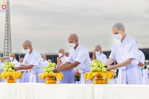 ภาพ No.84100:พิธีเวียนประทักษิณ พิธีวันทาเจดีย์ พิธีขอขมา และมอบผ้าไตร  ในโครงการบรรพชาอุปสมบทหมู่ธรรมทายาทรุ่นเข้าพรรษา และโครงการบรรพชาสามเณรโรงเรียนนานาชาติ รุ่นที่12 ในวันเสาร์ที่ 22 กรกฎาคม พ.ศ. 2566