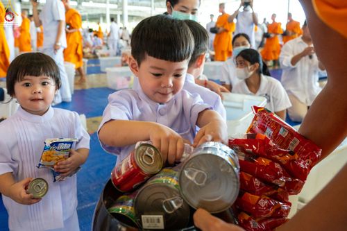 ภาพ No.81508:พิธีตักบาตร ข้าวสารอาหารแห้ง และพิธีบูชาข้าวพระ ณ สภาธรรมกายสากล วัดพระธรรมกาย วันเสาร์ที่ 3 มิถุนายน 2566