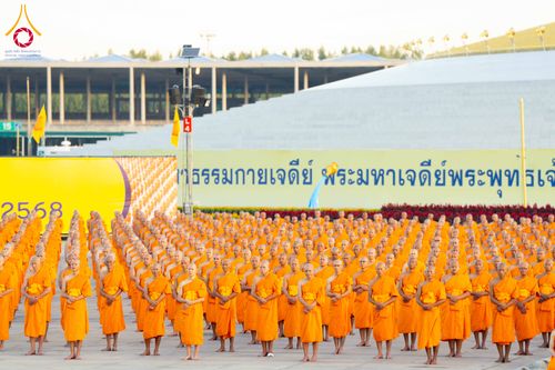 ภาพ No.285233:วันจันทร์ที่ 15 ธันวาคม พ.ศ.2568  บันทึกภาพหมู่ประวัติศาสตร์ โครงการบรรพชาอุปสมบทหมู่  รุ่นบูชาธรรมมหาปูชนียาจารย์ ประจำปี 2568 ณ ลานธรรมมหาธรรมกายเจดีย์ วัดพระธรรมกาย