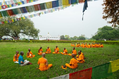 ภาพ No.314627:วันที่ 20 มีนาคม พ.ศ. 2569 พระอาจารย์ แนะนำการปฏิบัติธรรมให้แก่สามเณร  โครงการบรรพชาสามเณร 500 รูป เนปาล ณ วิหารมายาเทวี ประเทศเนปาล