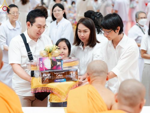 ภาพ No.145360:พิธีถวายผ้าอาบน้ำฝนและประทีปโคมไฟ ณ สภาธรรมกายสากล วัดพระธรรมกาย วันเสาร์ที่ 20 กรกฎาคม พ.ศ. 2567
