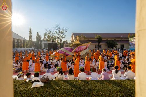 ภาพ No.197763:พิธีตักบาตรพระธรรมยาตรา ณ อนุสรณ์สถานลำดับที่ 4 สถานที่เกิดด้วยกายธรรม วัดโบสถ์(บน) ต.บางคูเวียง จ.นนทบุรี ในโครงการธรรมยาตรา กตัญญูบูชา มหาปูชนียาจารย์ พระมงคลเทพมุนี(สด จนฺทสโร) พระผู้ปราบมาร อนุสรณ์สถาน 7 แห่ง ปีที่ 13 วันที่ 19 มกราคม พ.ศ. 2568