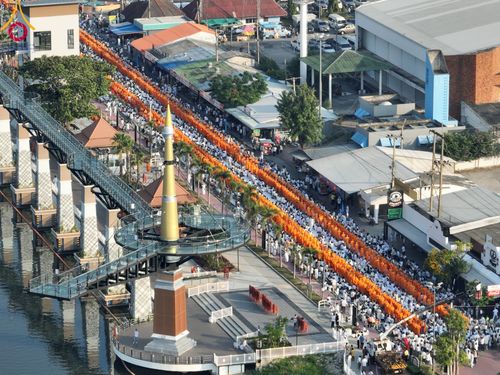 ภาพ No.101944:ตักบาตรพระ 10,000 รูป เติมบุญให้แผ่นดิน เนื่องในโอกาส 192 ปี จังหวัดกาญจนบุรี หนึ่งในโครงการตักบาตรพระ 2,000,000 รูป  77 จังหวัดทุกวัดทั่วไทย วันจันทร์ที่ 11 ธันวาคม พ.ศ. 2566 บริเวณถนนสองแคว (SKY WALK) เมืองกาญจนบุรี