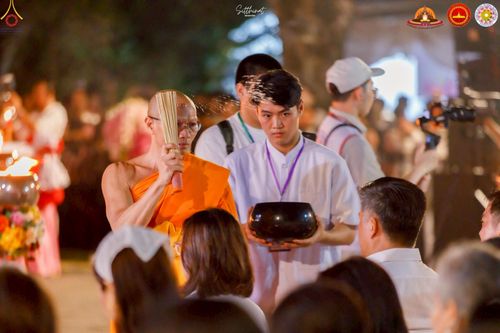 ภาพ No.224603:วันจันทร์ที่ 12 พฤษภาคม พ.ศ. 2568  ชาวพุทธในอินโดนีเซีย ร่วมฉลองวิสาขบูชาจุดประทีปกว่า 200,000 ดวง ณ พระมหาเจดีย์บรมพุทโธ  เจริญพุทธมนต์ถวาย “พระวชิรเกล้าเจ้าอยู่หัว”