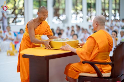ภาพ No.160925:พิธีเจริญพระพุทธมนต์ และปิดแผ่นทองรูปเหมือน พระเดชพระคุณพระมงคลเทพมุนี (สด จนฺทสโร) พระผู้ปราบมาร จำนวน 3 องค์ วันเสาร์ที่ 5 ตุลาคม พ.ศ. 2567 ณ อาคารปลูกศรัทธา 2 (ชานชลาเดิม) วัดพระธรรมกาย อ.คลองหลวง จ.ปทุมธานี