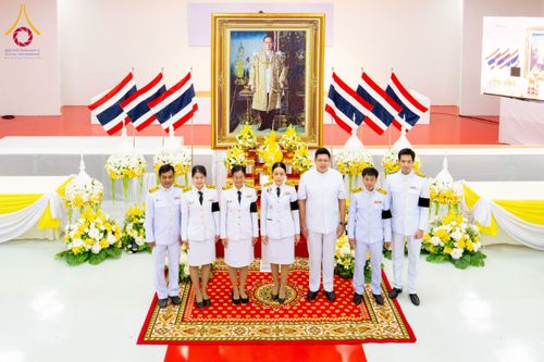 ภาพ No.276139:วันที่ 5 ธันวาคม พ.ศ. 2568 พสกนิกรอำเภอคลองหลวง พร้อมใจบำเพ็ญกุศลอุทิศถวาย “ในหลวงรัชกาลที่ 9” น้อมรำลึกในพระมหากรุณาธิคุณ เนื่องในวันคล้ายวันพระบรมราชสมภพ วันชาติ และวันพ่อแห่งชาติ ณ อาคารปลูกศรัทธา 2 วัดพระธรรมกาย อำเภอคลองหลวง จังหวัดปทุมธานี