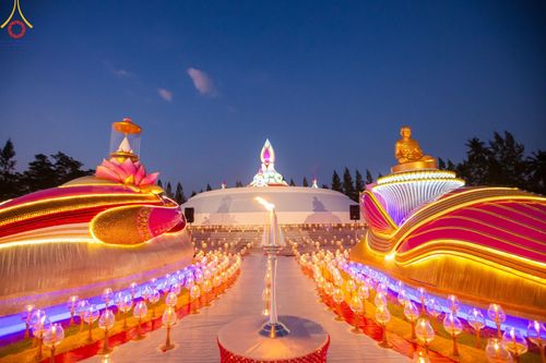 ภาพ No.192761:พิธีจุดประทีปถวายเป็นพุทธบูชา และบูชาธรรมมหาปูชนียาจารย์ ณ อนุสรณ์สถานคลองบางนางแท่น อ.สามพราน จ.นครปฐม ในโครงการธรรมยาตรา กตัญญูบูชา มหาปูชนียาจารย์ พระมงคลเทพมุนี(สด จนฺทสโร) พระผู้ปราบมาร อนุสรณ์สถาน 7 แห่ง ปีที่ 13 วันที่ 10 มกราคม พ.ศ. 2568