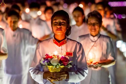 ภาพ No.224087:วันวิสาขบูชา วันอาทิตย์ที่ 11 พฤษภาคม พ.ศ. 2568 พิธีจุดวิสาขประทีป ,  พิธีเวียนประทักษิณรอบพระมหาธรรมกายเจดีย์ , พิธีฉลองชัยสวดมนต์บทธัมมจักกัปปวัตตนสูตร ครบ 7,357,000,000 จบ ณ มหารัตนวิหารคด วัดพระธรรมกาย