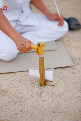 ภาพ No.275210:วันอาทิตย์ที่ 30 พฤศจิกายน พ.ศ. 2568 พิธีตอกเสาเข็ม "สร้างองค์พระเจดีย์เพื่อสร้างสันติภาพโลก" ต้นสุดท้าย ณ ศูนย์ปฏิบัติธรรมระยอง (บ้านช่องลม)