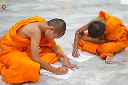 ภาพ No.61195:สามเณรออกบิณฑบาต และกิจกรรมอบรมสามเณร ในโครงการบรรพชาสามเณรฟื้นฟู พระพุทธศาสนาทั่วไทย ณ ศูนย์อบรมที่พักสงฆ์บ้านร่มเย็น จ.นราธิวาส วันที่ 2-15 เมษายน พ.ศ. 2567