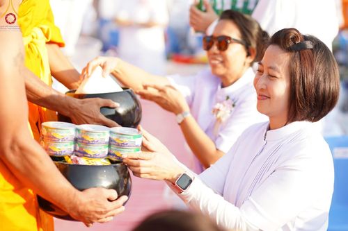 ภาพ No.193082:พิธีตักบาตรพระธรรมยาตรา ณ อนุสรณ์สถานคลองบางนางแท่น อ.สามพราน จ.นครปฐม ในโครงการธรรมยาตรา กตัญญูบูชา มหาปูชนียาจารย์ พระมงคลเทพมุนี(สด จนฺทสโร) พระผู้ปราบมาร อนุสรณ์สถาน 7 แห่ง ปีที่ 13 วันที่ 11 มกราคม พ.ศ.2568